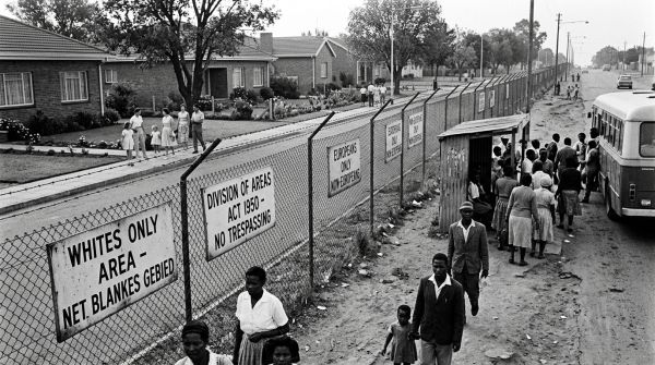 Comprendre l'apartheid : torture sociale et contrôle citoyen