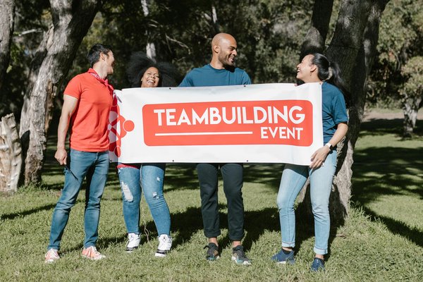 Construire une voiture en carton : l'idée de team building amusante